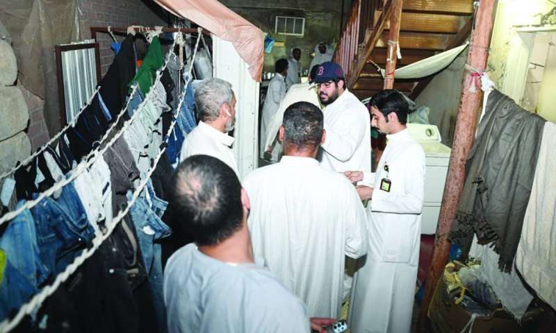 
فريق طوارئ بلدية الجهراء خلال الحملة التفتيشية	 (تصوير نايف العقلة)
