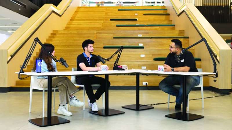 
 فيصل الشمري وعمر أبوسارة ولجين بستكي خلال مشاركتهم في البودكاست عبر «الراي»