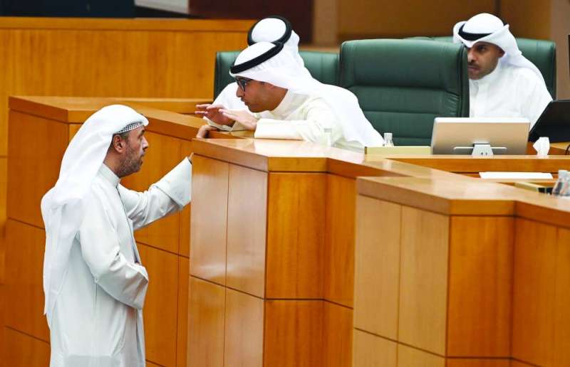 العصيمي في حديث مع نائب رئيس الوزراء وزير الدفاع أحمد الفهد 