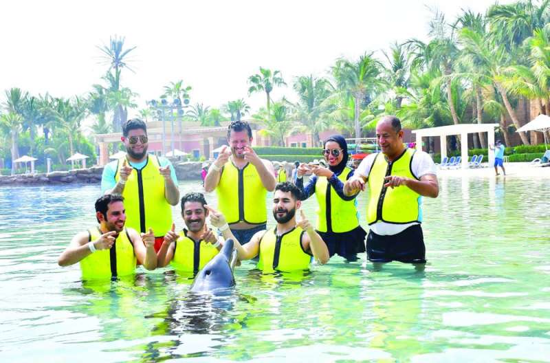 
 الوفد الإعلامي يجرب اللعب مع الدلفين
