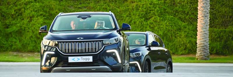 
تميم بن حمد يقود سيارة «توغ» وبرفقته أردوغان
