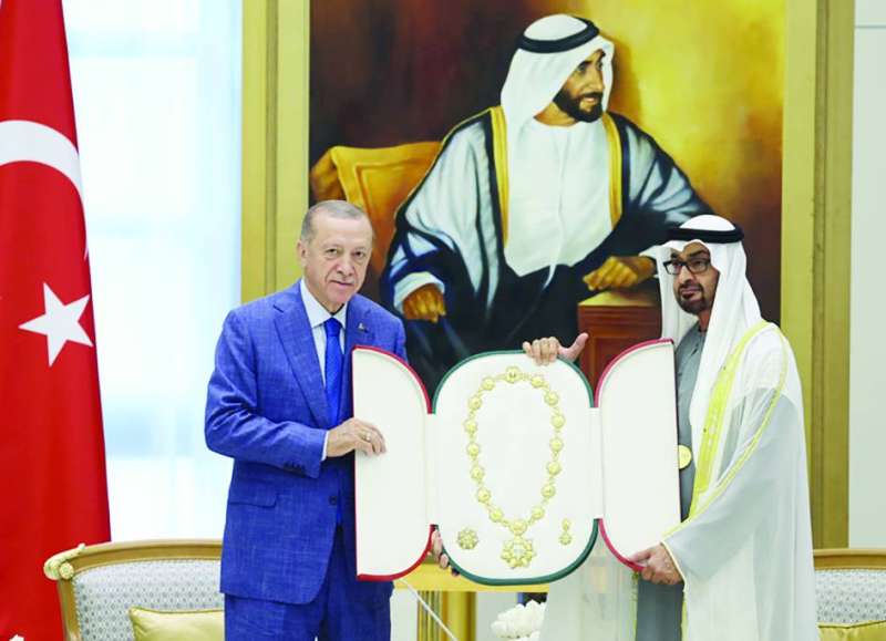 
الرئيس الإماراتي يمنح الرئيس التركي «وسام زايد»
