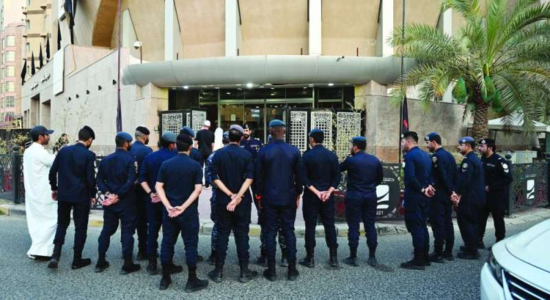 انتشار أمام إحدى الحسينيات 