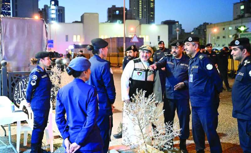 
اللواء الرجيب وكبار الضباط خلال الجولة الميدانية على الحسينيات 	(تصوير سعود سالم)