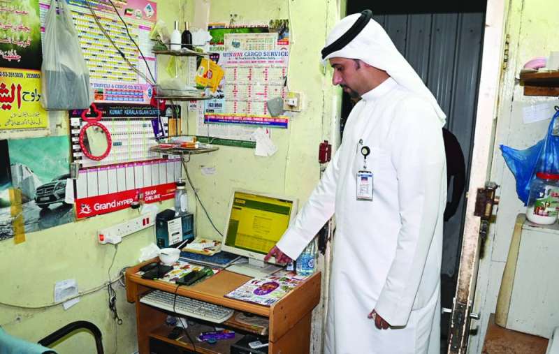 
المطيري يكشف عن شقة تحوّلت لمركز اتصالات 	 (تصوير نايف العقلة)