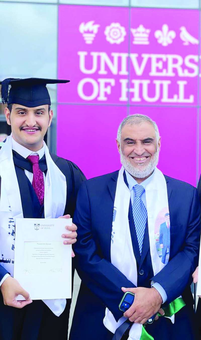 
العويهان مع نجله ثامر حاملاً شهادة البكالوريوس