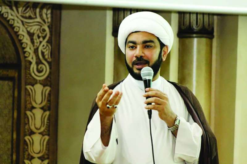 
عبدالله المويس متحدثاً في حسينية أهل البيت