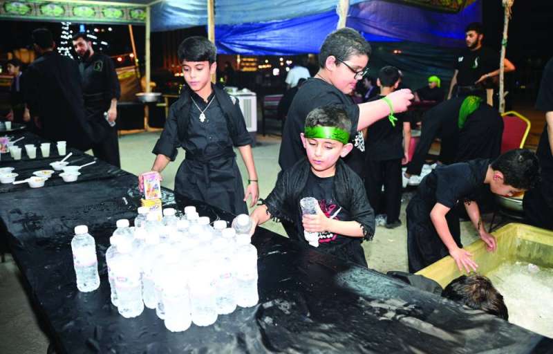 أطفال يشاركون بإعداد المرطبات 