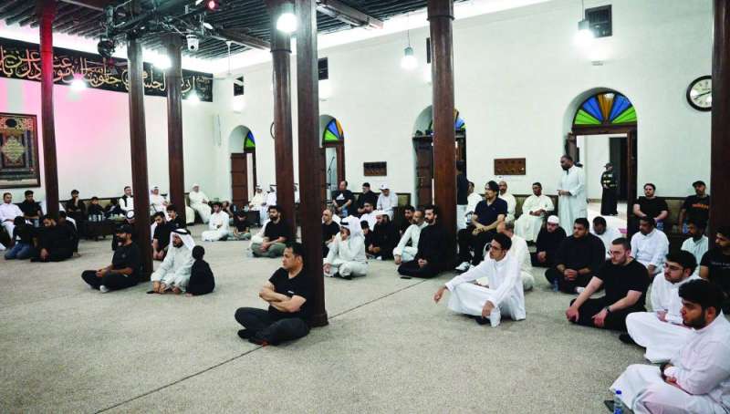 
متابعة من الحضور للخطيب	 (تصوير نايف العقلة)