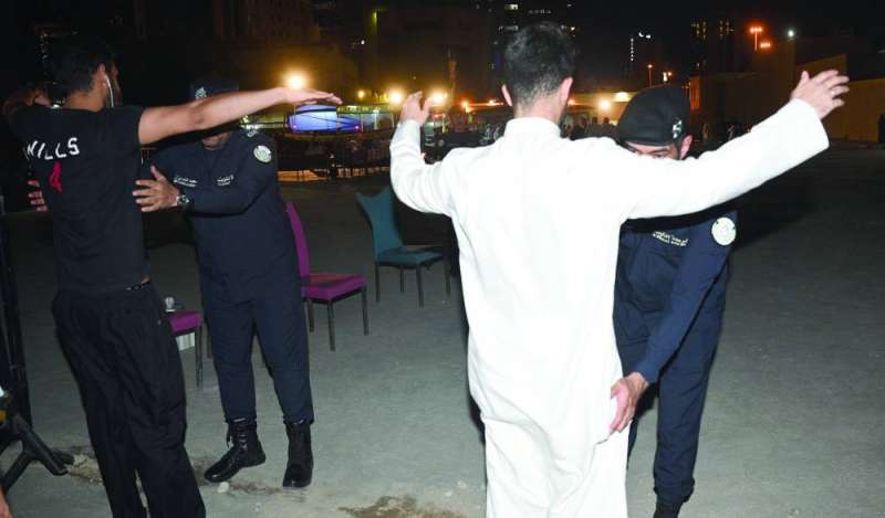 
إجراءات تفتيش أمام إحدى الحسينيات