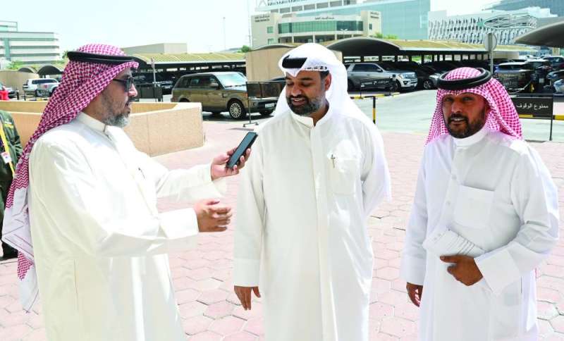 
الزميل تركي المغامس أثناء لقائه مع المواطنين 	 (تصوير نايف العقلة)