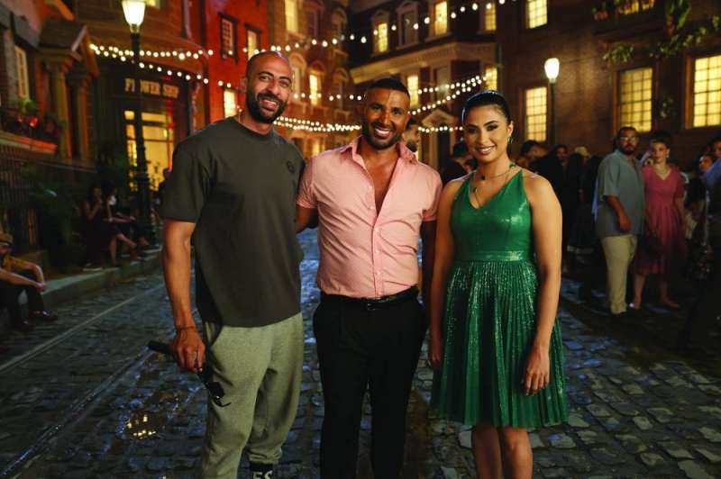 
أحمد عبدالواحد إلى جانب أحمد سعد وروبي خلال تصوير «الكليب»
