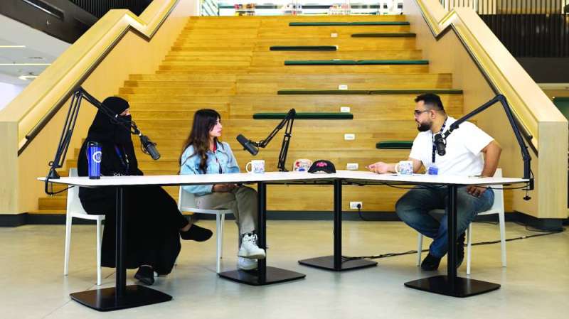 فيصل الشمري ولجين بستكي ولطيفة المري في الحلقة الخامسة من «بودكاست»