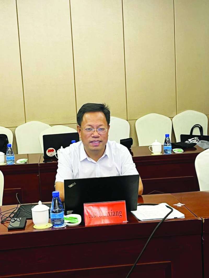 شيو غويشيانغ متحدثاً خلال اللقاء مع الوفد الإعلامي