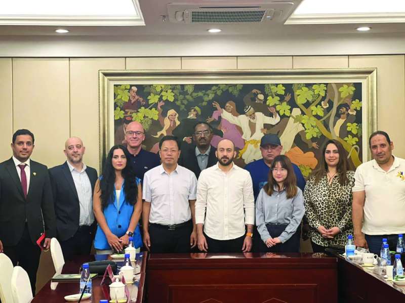 
غويشيانغ متوسطاً أعضاء الوفد الإعلامي