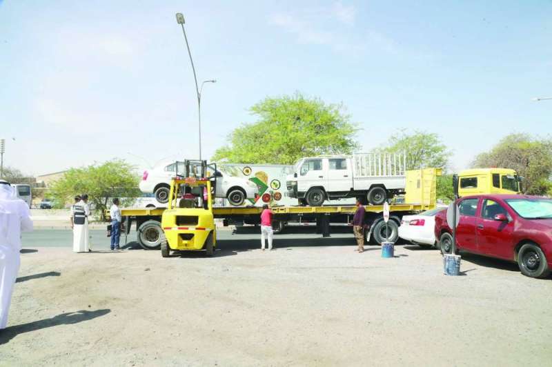 
سيارة مهملة ومركبة نقل عام إلى سكراب البلدية