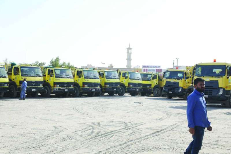 
سيارات البلدية مستعدة للدخول إلى الجليب