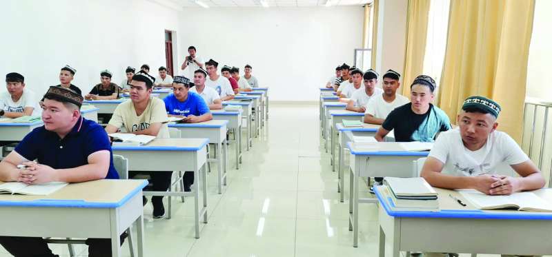 طلاب المعهد الإسلامي