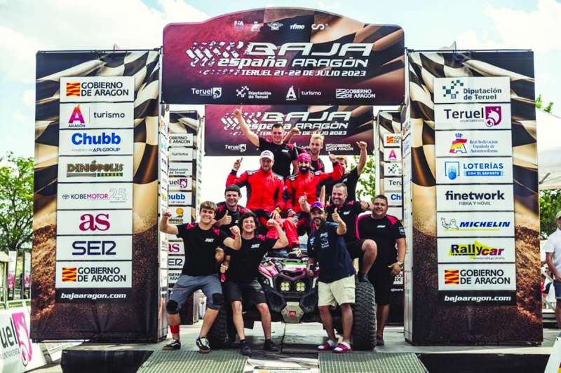 متسابق الراليات الكويتي مشاري الظفيري على منصة التتويج (كونا)