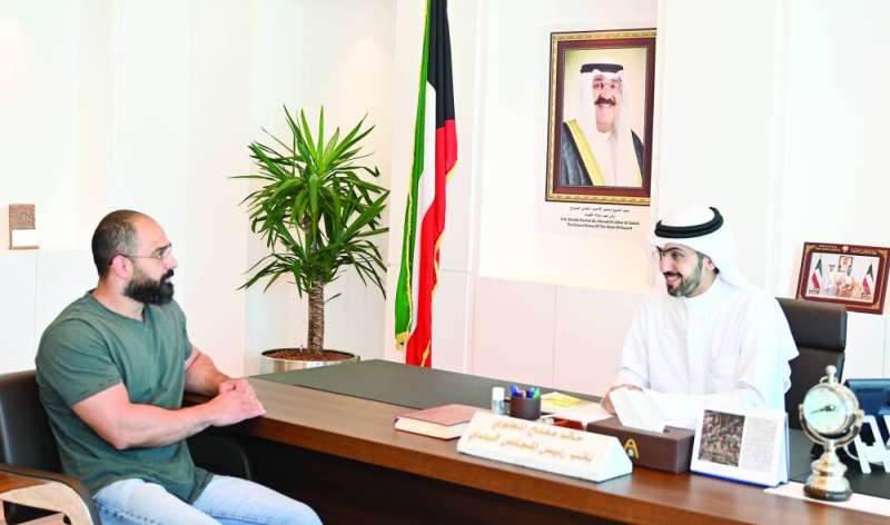 
خالد المطيري خلال اللقاء مع الزميل محمد أنور