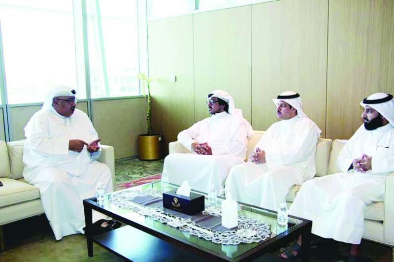 السلطان مستقبلاً وفد جمعية المعلمين