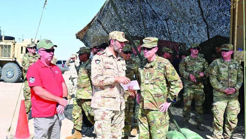 
العقيد بورسلي في حديث مع الفريق فرانك