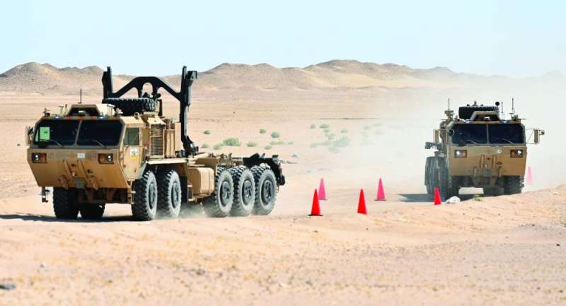 
عربتا PLS أثناء تجربتهما في الصحراء