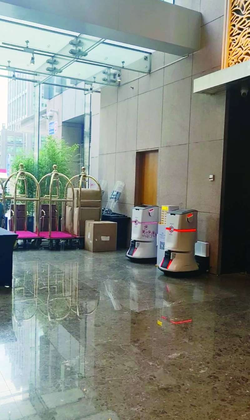 روبوتان بانتظار تلقي ضوء أحمر لنقل الطلب