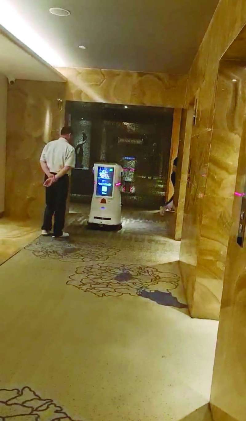 
... وفي ممر لتوصيل طلب إلى غرفة