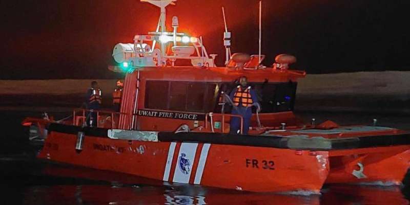 إنقاذ 4 أشخاص غرق طرّادهم مقابل سوق شرق