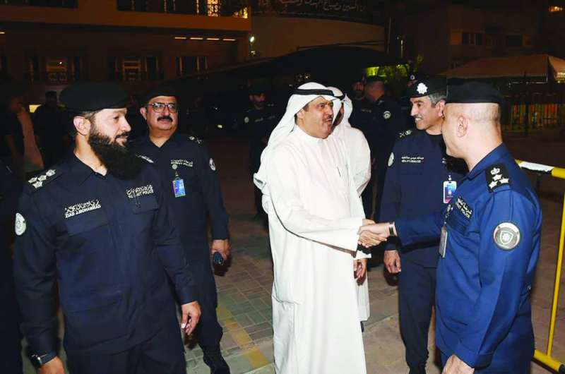 المحافظ مصافحاً أحد الضباط خلال الجولة 