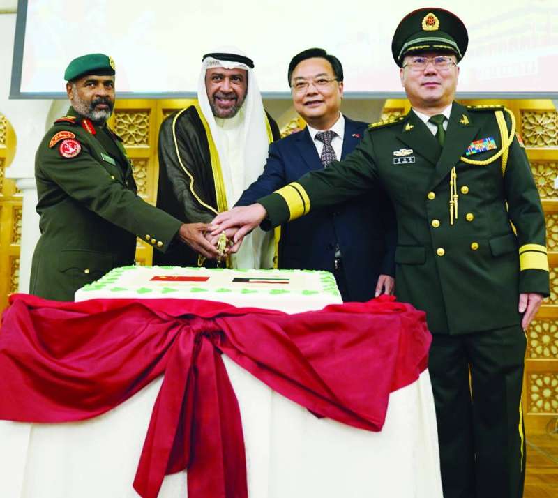  قطع قالب الحلوى بمشاركة الفهد والسفير والملحق الدفاعي الصينيين