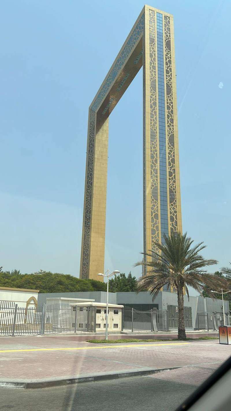 برواز دبي يحيط بالمدينة الجميلة