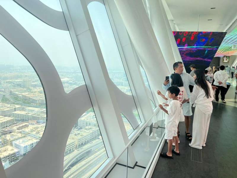 العائلات تستمتع في اطلالة «برواز دبي»