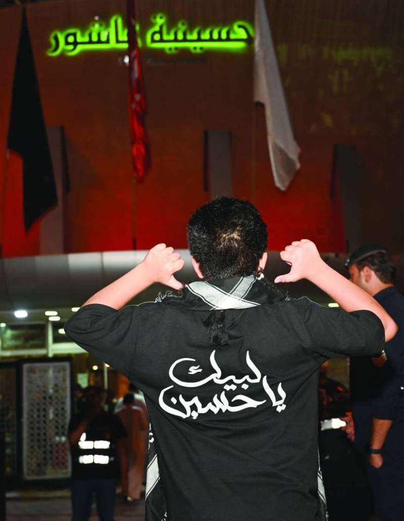 
أحد الفتية المشاركين في حسينية عاشور
