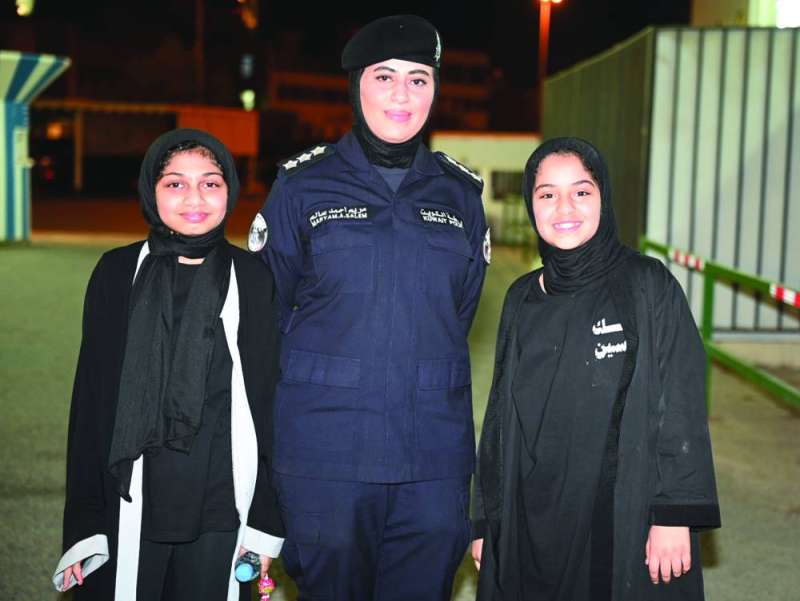 
النقيب مريم سالم مع متطوعتين في حسينية أبا ذر الغفاري
