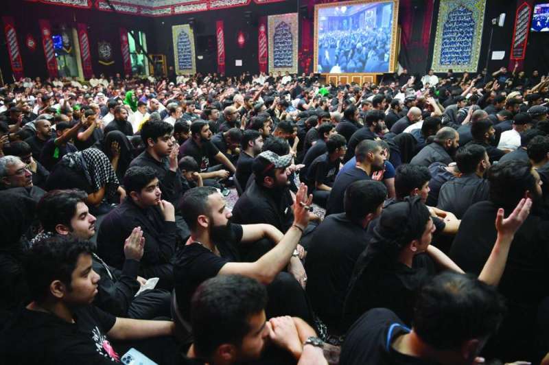 حضور أحد مجالس العزاء في اليوم العاشر 	 (تصوير سعود سالم)