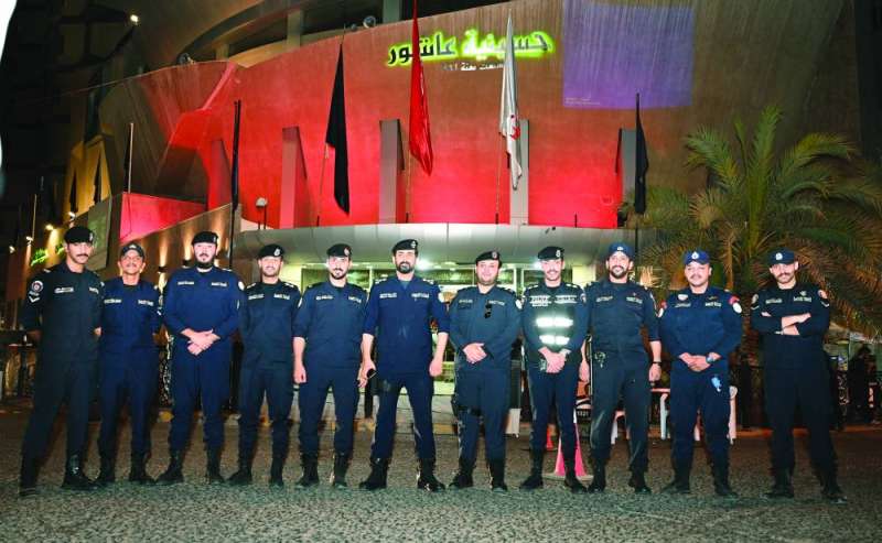 
ضباط وعناصر شرطة أمام إحدى الحسينيات في ختام المراسم العاشورائية 	 (تصوير سعود سالم)