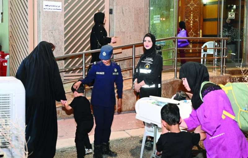 
إشراف على انسيابية مرور النساء والأطفال