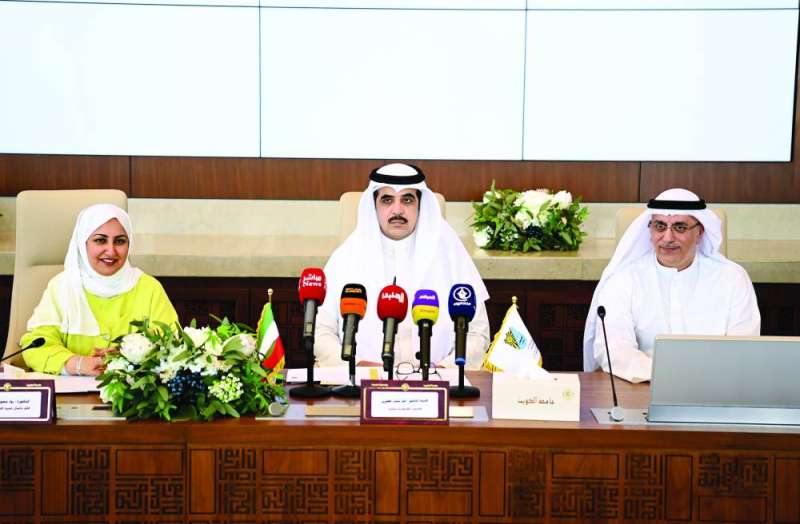 
الظفيري متوسطاً الجارالله والحربي خلال إعلان نتائج القبول
