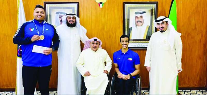 الهاجري مع البطلين المُكرمين 