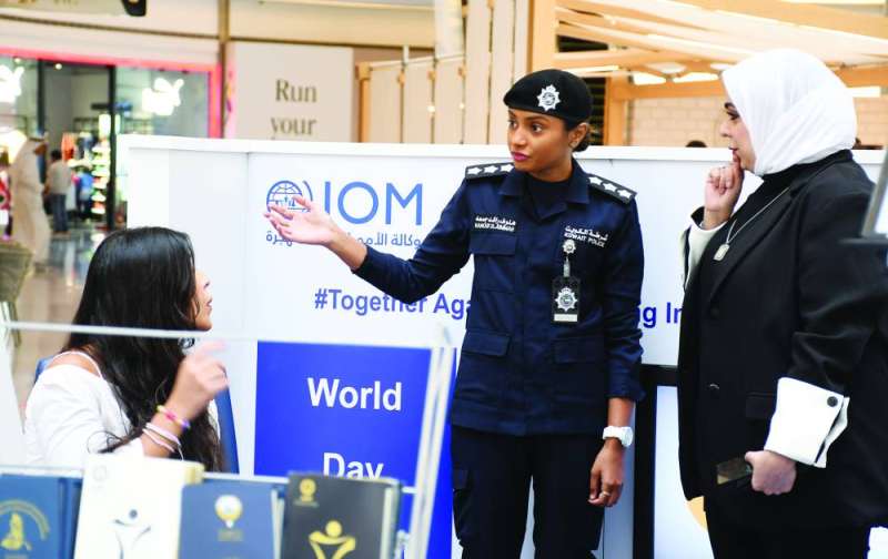 نقيب في الشرطة تشرح لزائرات أساليب مكافحة الإتجار بالبشر