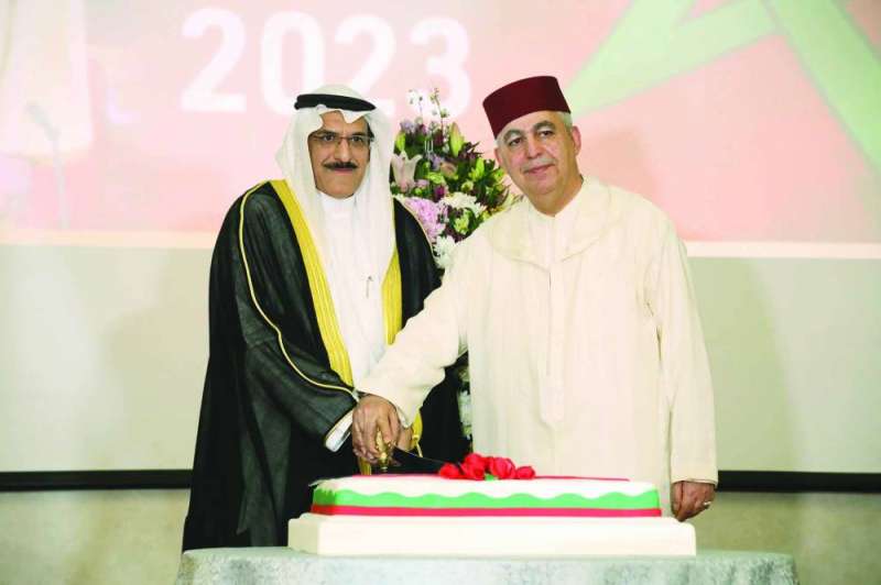 
وزير الكهرباء جاسم الأستاد يشارك السفير المغربي قطع قالب الحلوى