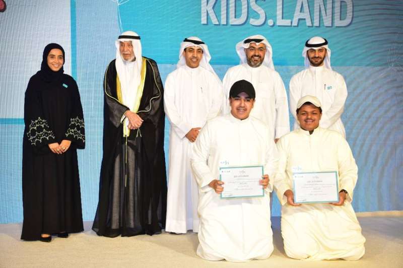 تكريم عدد من المتدربين الشباب	