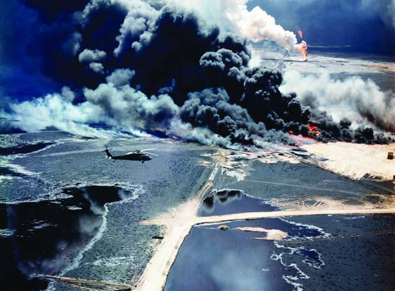 إحراق آبار النفط أكبر جريمة اقتصادية وبيئية