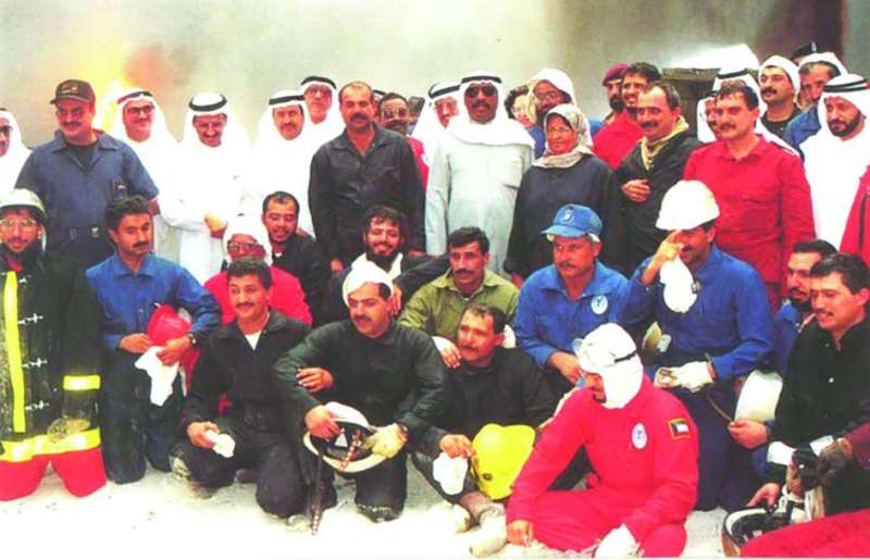 الأمير الراحل الشيخ سعد العبدالله مستقبلاً فريق الإطفاء الكويتي المشارك في إخماد حرائق الآبار 