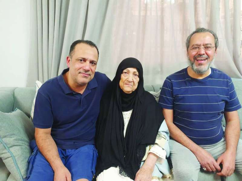  أم قاسم المجادي مع ولديها قاسم وحسين	