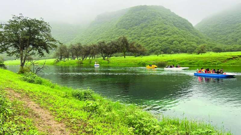 (وادي دربات) من أجمل المناطق السياحية في صلالة بطبيعته الخلابة وشلالاته وبحيراته وجباله