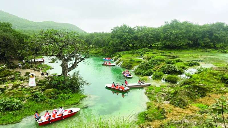 (وادي دربات) من أجمل المناطق السياحية في صلالة بطبيعته الخلابة وشلالاته وبحيراته وجباله
