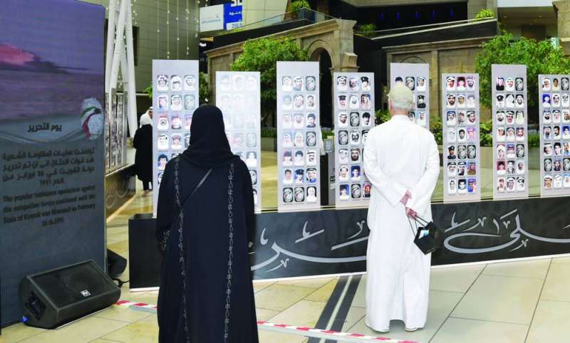 
وقفة للتعرف على شهداء الكويت في معرض «أغلى وطن»